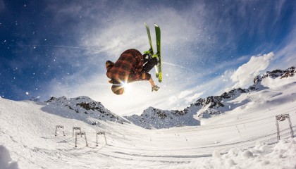 九游下载中心-赛事直播现场：线下和线上同步震撼体验，线上线下比赛什么意思